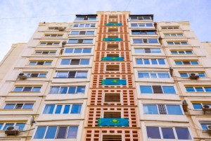 Более 1000 флагов украсили здания столицы ко Дню Республики