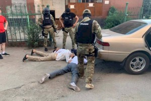 
                    Подбирали ключи и выносили все ценное: воры-домушники из ВКО обезврежены в Алматы
                