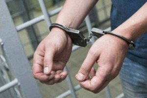 
                    Лжеполицейского, грабившего прохожих, поймали в Алматы
                