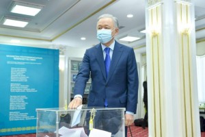 Нурлан Нигматулин проголосовал на парламентских выборах