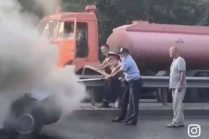 
                    В Алматы загорелся микроавтобус
                