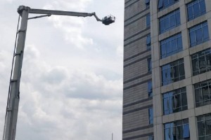 
                    Спасатели проводят эвакуацию жителей высотки в Алматы
                
