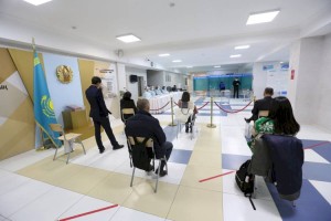 
                    Уалихан Калижанов проголосовал на избирательном участке в Алматы
                