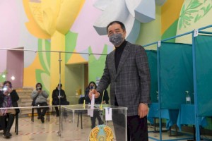 
                    Аким Алматы Бакытжан Сагинтаев проголосовал на выборах
                