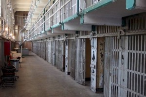 
                    Группу рецидивистов с арсеналом оружия задержали в Алматы
                