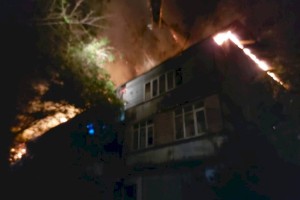 
                    Пожар произошел ночью в многоквартирном жилом доме Алматы
                