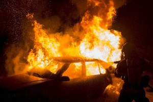 
                    Горящая машина едва не привела к пожару в жилом массиве в Алматы
                