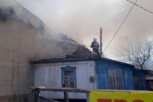 
                    На проспекте Рыскулова в Алматы горело двухэтажное здание
                