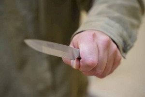 Вооруженный рецидивист отследил женщину до подъезда и ворвался в ее квартиру в Алматы