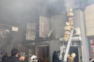 
                    Пожар произошел на рынке в Алматы
                