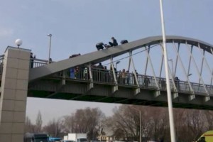 В Алматы мужчина пытался спрыгнуть с моста