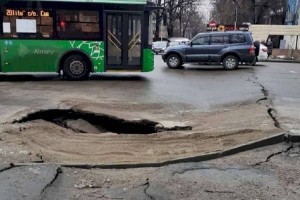 Жесткие санкции грозят подрядчику за провал дорожного покрытия в центре Алматы