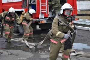 
                    Алматинские пожарные спасли из огня сотрудницу магазина
                