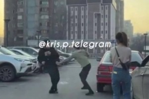 
                    Драка мужчин с ножом на парковке в Алматы попала на видео
                