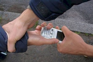 
                    Девочку-подростка средь бела дня ограбили в Алматы
                