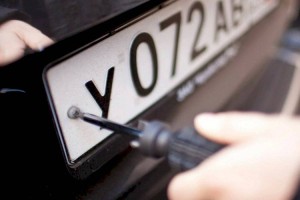 
                    По 100 долларов за украденные госномера требовали с алматинцев
                