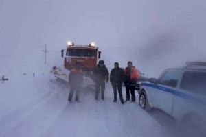 Десятки машин застряли в снегу на перевале в Алматинской области