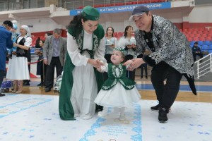 Новый рекорд страны: в области Жетісу 336 детям одновременно провели обряд «тұсау кесу»