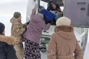 
                    Около 30 человек эвакуировали из снежного заноса в Казахстане
                