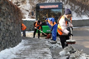 
                    Около 200 рабочих и 80 единиц спецтехники задействованы для уборки улиц в Медеуском районе Алматы
                