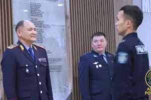 90 молодым полицейским вручили первые офицерские погоны в Алматы