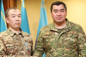 
                     В Астане наградили военнослужащего за спасение пострадавших из горящего авто
                