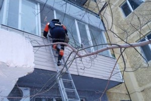 
                    Пять человек спасли пожарные из горящей квартиры в Астане
                