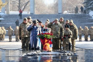 
                    В парке им. 28 гвардейцев-панфиловцев прошла торжественная церемония возложения венков в честь героев ВОВ
                