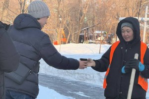 
                    В Алматы молодежь раздавала горячий чай работникам коммунальных служб
                
