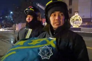 
                    При пожаре здания КБТУ флаг Казахстана не пострадал
                