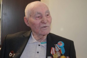 
                    В Алматы военнослужащие поздравили ветерана войны с днем рождения
                