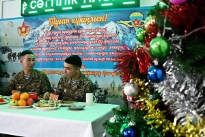 
                    Солдаты отметили новый год жизни в дружной армейской семье
                