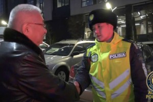 Внимательный патрульный полицейский умилил алматинцев