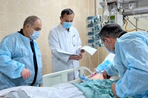 Пострадавшие во время крушения самолета в Актау получают лечение в полном объеме