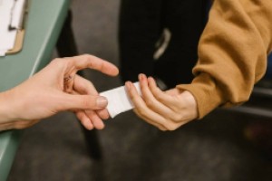 Афериста, расплатившегося за товар сувенирной купюрой, задержали в Караганде