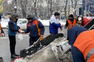 
                    Как волонтеры Алматы помогают очищать город от снега
                
