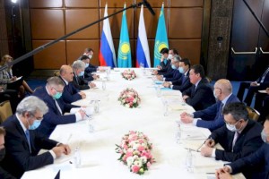 
                    Премьеры Казахстана и России обсудили вопросы взаимодействия в ЕАЭС
                