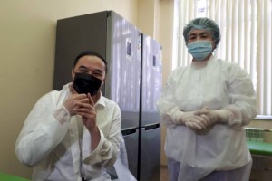Заместитель акима Алматы и главный санитарный врач города привились от коронавируса