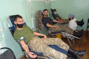 
                    50 литров крови сдали военнослужащие в Алматы
                