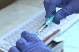 
                    Эксперт: Вакцинация поможет улучшить ситуацию в борьбе с COVID-19
                
