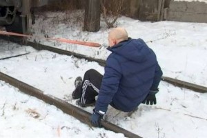 
                    Алматинец пополнил Книгу рекордов Казахстана, протащив зубами 26-тонный вагон
                