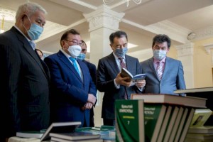 Бакытжан Сагинтаев: Бумажные книги не теряют своей востребованности