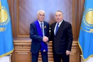 
                    Нурсултан Назарбаев вручил орден Рашиту Сарсенову
                