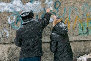 
                    Полицейские и волонтеры  Алматы уничтожили 300 граффити с рекламой наркотиков
                