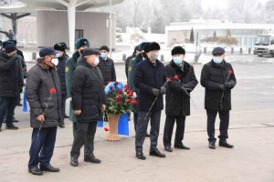 
                    Аким Алматы возложил цветы к монументу «Тәуелсіздік»
                