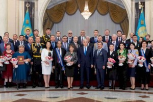 Президент вручил государственные награды ряду казахстанцев