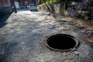 
                    Благодаря соцсетям в Алматы задержали похитителей люков
                