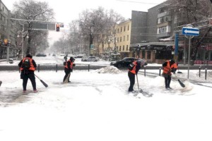 
                    Более 1500 рабочих убирают снег в  Алматы
                