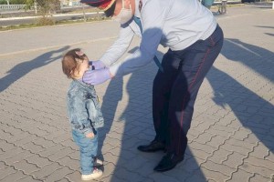 
                    Медицинские маски раздают алматинцам полицейские
                