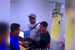 Нападение на медработника попало на видео в Алматы